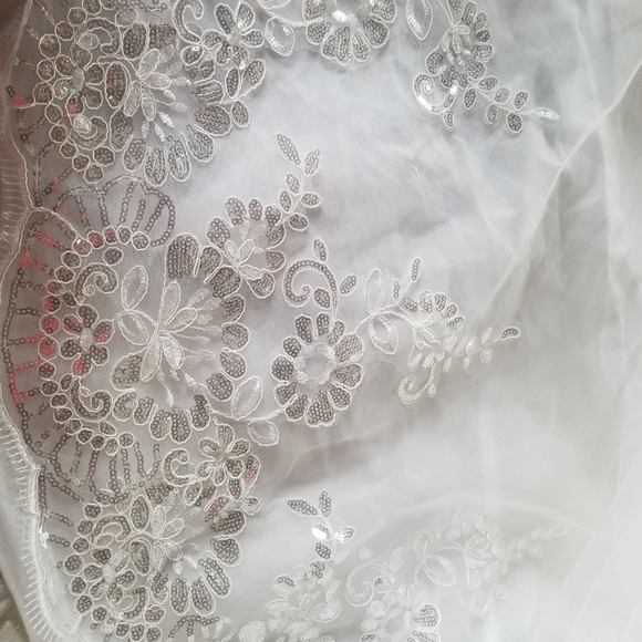 Full lace wedding dress and veil combo - Picture 7 of 8